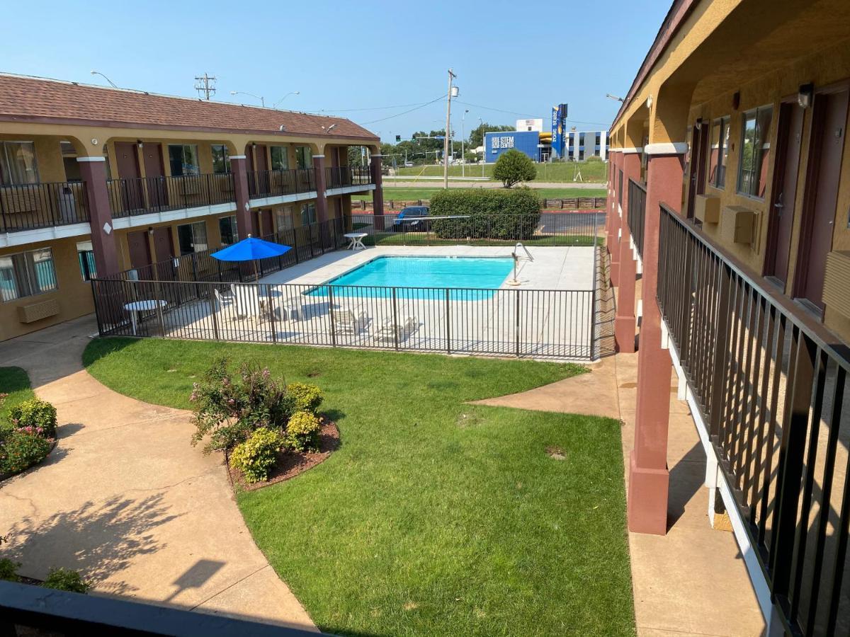 Super 8 By Wyndham Midwest City Ok Exterior foto